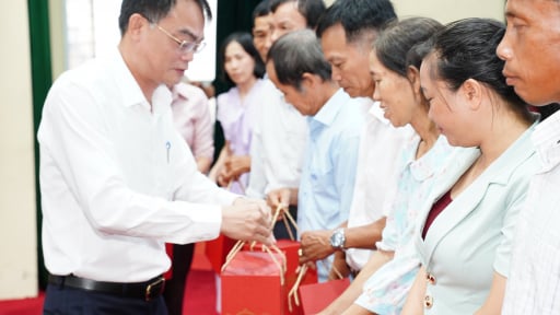 Gặp mặt, chia tay c&aacute;n bộ th&ocirc;i giữ chức vụ do s&aacute;p nhập th&ocirc;n ở x&atilde; Yết Ki&ecirc;u, Hải Ph&ograve;ng (địa phận tỉnh Hải Dương cũ)