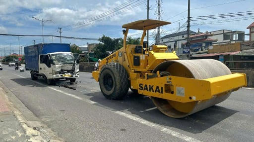 Xe tải t&ocirc;ng v&agrave;o xe lu c&ugrave;ng chiều tr&ecirc;n Quốc lộ 1A, t&agrave;i xế nhập viện