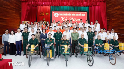 Tổng B&iacute; thư, Chủ tịch nước: Tiếp tục r&agrave; so&aacute;t, giải quyết đầy đủ ch&iacute;nh s&aacute;ch đối với người c&oacute; c&ocirc;ng v&agrave; th&acirc;n nh&acirc;n