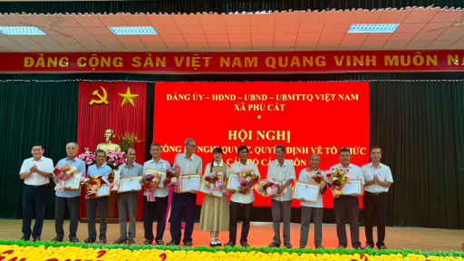 S&aacute;p nhập th&ocirc;n mới nhất ở Gia Lai, x&atilde; Ph&ugrave; C&aacute;t (địa phận B&igrave;nh Định cũ) trao c&aacute;c quyết định chỉ định Trưởng th&ocirc;n l&acirc;m thời