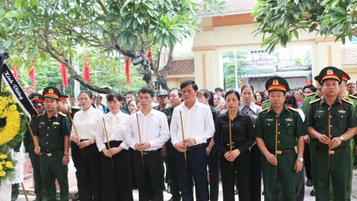 Phường H&ograve;a B&igrave;nh (Ph&uacute; Thọ): X&uacute;c động Lễ truy điệu v&agrave; an t&aacute;ng 4 h&agrave;i cốt liệt sĩ chưa x&aacute;c định danh t&iacute;nh