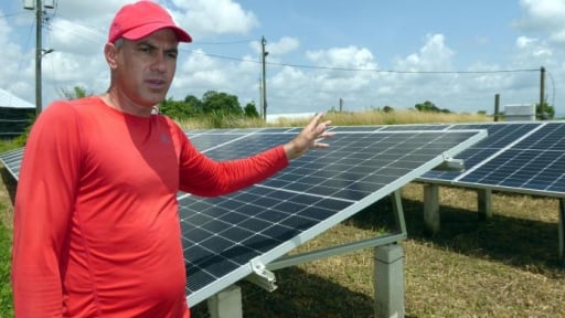 Đang l&aacute;i m&aacute;y k&eacute;o, một n&ocirc;ng d&acirc;n Cuba thu&ecirc; đất trồng lo&agrave;i c&acirc;y l&agrave;m ra loại sản phẩm gi&uacute;p Cuba nổi tiếng to&agrave;n thế giới