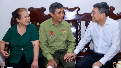 Thủ tướng L&ecirc; Minh Hưng d&acirc;ng hương tri &acirc;n c&aacute;c Anh h&ugrave;ng liệt sĩ, thăm người c&oacute; c&ocirc;ng tại Lạng Sơn