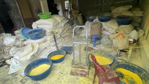 Ph&aacute;t hiện hơn 4,6 tấn &ldquo;tinh bột nghệ&rdquo; giả l&agrave;m từ bột sắn, bột ng&ocirc;