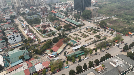 Hà Nội: Loạt nhà xưởng, bãi tập xe vi phạm mọc trên đất dự án tại phường Mễ Trì