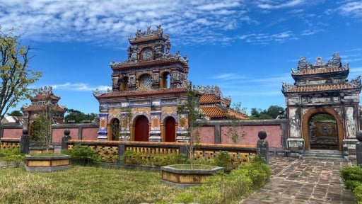Ba ông vua nào của nhà Nguyễn có lăng mộ quàn một nơi rộng 6ha ở Huế?