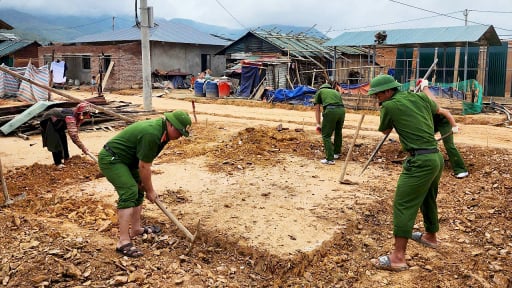 Công an Lai Châu: Giữa ngày lễ, 'lính áo xanh' cõng gạch, dựng nhà cho bà con vùng cao 