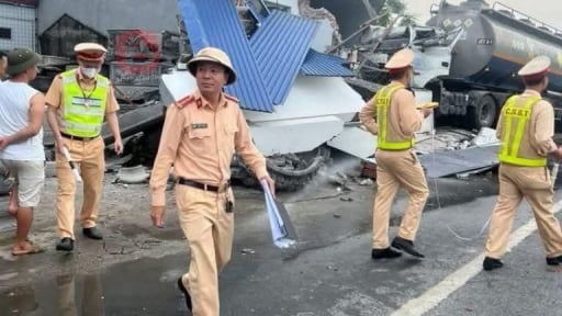 Xe chở xăng dầu đâm sập nhà dân trong đêm ở Hải Phòng