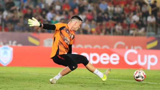 Nguyễn Filip nói gì sau pha cứu thua xuất thần giúp CLB CAHN hạ PSM Makassar?