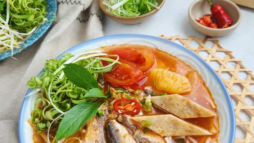 Nấu bún không cần hầm xương cũng chẳng cần thịt, chỉ dùng nguyên liệu cũng đậm vị, thơm ngon