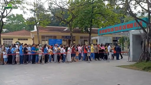 Ngày cuối nghỉ lễ, người dân vẫn xếp hàng chờ viếng lăng Chủ tịch Hồ Chí Minh