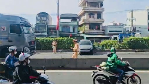 Va chạm giữa container và ô tô con, ùn tắc giao thông nghiêm trọng trên đường Đỗ Mười