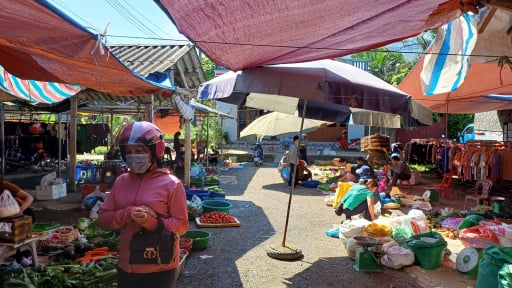 Vô cái chợ phiên này ở Yên Bái thấy bán la liệt rau rừng, cua suối, lươn đồng, ốc đá, trai sông