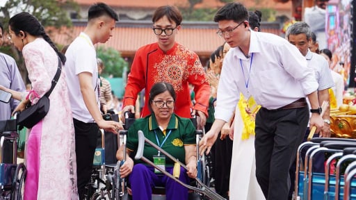 61 chiếc xe lăn được trao cho các hoàn cảnh đặc biệt trong dịp Đại lễ Phật đản