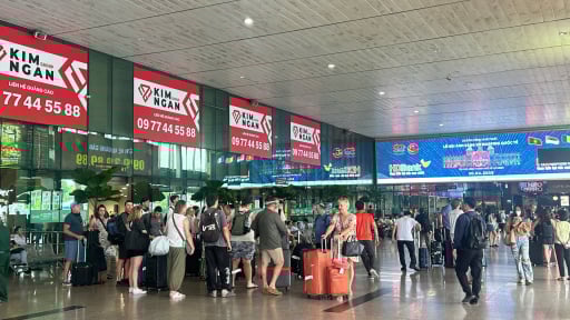 Người dân ùn ùn quay trở lại sân bay Tân Sơn Nhất sau lễ