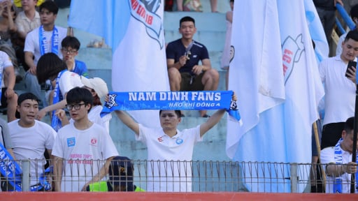 Hàng vạn CĐV Nam Định ‘phủ trắng' sân Hàng Đẫy