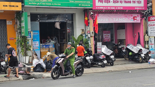 Cháy bên trong tiệm thuốc tây ở quận Tân Phú, 2 người kịp thoát ra ngoài, nhiều tài sản bị thiêu rụi
