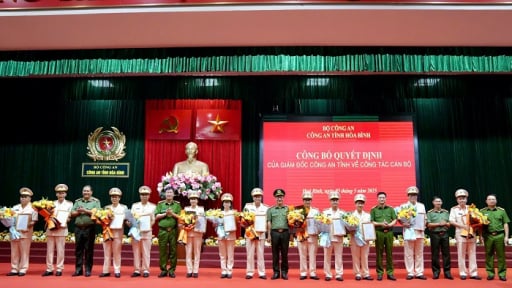 1 Trưởng phòng và 9 Phó trưởng phòng của Công an tỉnh Hòa Bình nghỉ hưu theo nguyện vọng