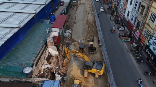 Hà Nội: Đường mở rộng chưa xong, loạt nhà 'siêu mỏng siêu méo' đã xuất hiện