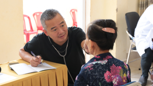 PGS.TS Nguyễn Lân Hiếu lên tiếng về thông tin 'đứng lên ho thật mạnh bắn bay cục máu đông, thoát đột quỵ'