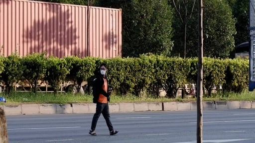 Video: Sinh viên liều mình băng qua Xa lộ Hà Nội bất chấp 'tử thần' rình rập