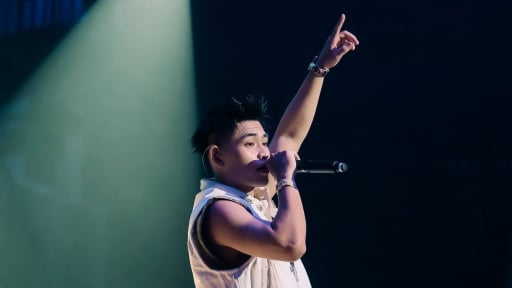 Rapper Tez mặc quần tụt gây tranh cãi