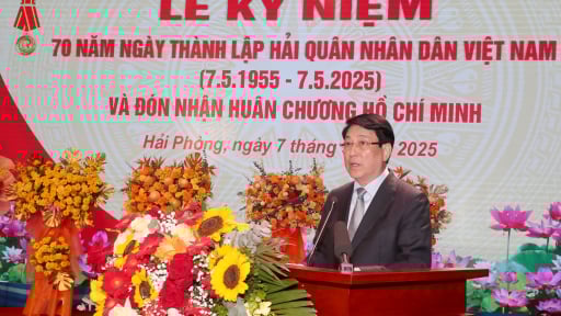 Chủ tịch nước: Hải quân cần phát huy truyền thống làm chủ vùng biển, quyết chiến, quyết thắng