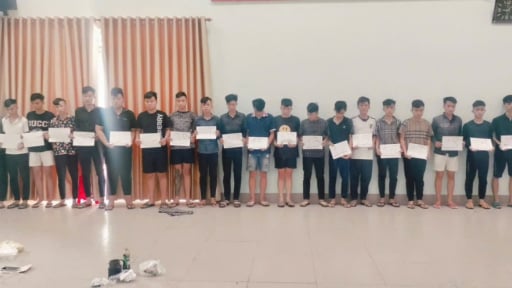 Công an khởi tố 22 bị can ném 'bom xăng', đập phá tiệm tóc trong đêm khuya