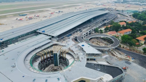 Sự cố dột nước nhà ga T3 sân bay Tân Sơn Nhất đang được trám lại các vị trí hở, bổ sung lại keo