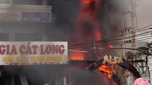 Hải Phòng: Cháy lớn tại quán Bar ở thị trấn Cát Bà, nghi có người mắc kẹt bên trong
