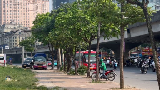 Xe khách lập bến cóc, đón trả khách ngay trên vỉa hè đường tại Hà Nội