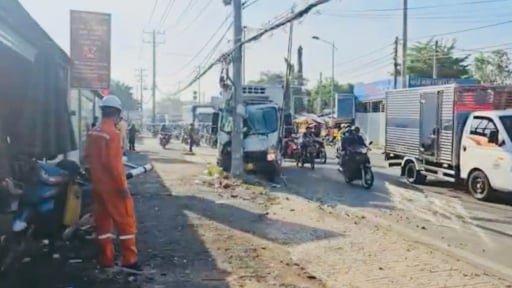 Xe tải tông gãy trụ điện ở huyện Hóc Môn, giao thông ùn ứ kéo dài