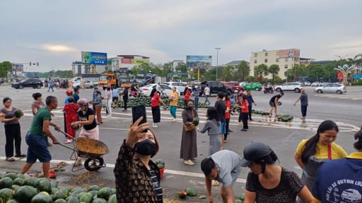 Xe chở dưa hấu bị lật đổ ra đường, hành động người dân Nghệ An được khen ngợi