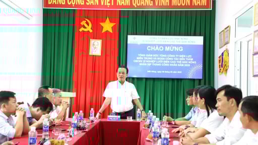 Tổng giám đốc EVNCPC Ngô Tấn Cư thăm, tặng quà người lao động nhân Tháng Công nhân