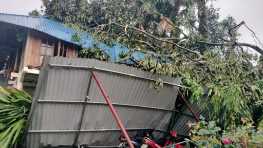 Mưa lớn và lốc xoáy gây ách tắc giao thông, tốc mái nhiều nhà dân ở Tuyên Quang