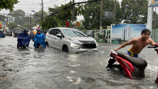  TP.HCM 'thất thủ' ngập sâu do mưa lớn kéo dài nhiều giờ đồng hồ