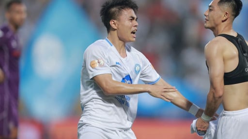 Tiền vệ cao 1m66, ghi 3 bàn sau 2 trận giúp Thép xanh Nam Định tiến gần chức vô địch V.League