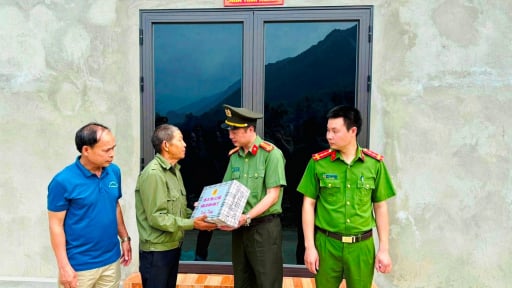 Lai Châu: Bàn giao 4 ngôi nhà tình nghĩa cho hộ nghèo
