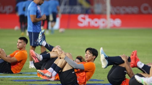 Cận cảnh dàn sao Buriram United làm quen sân Hàng Đẫy
