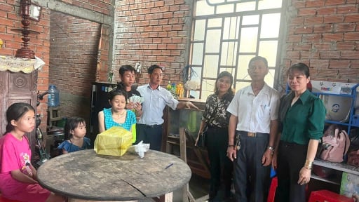 Người phụ nữ suy tim ở Long An được bạn đọc Dân Việt hỗ trợ gần 31 triệu đồng