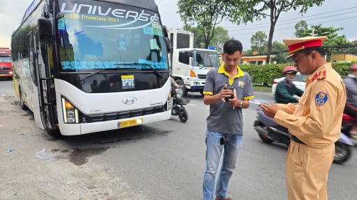 Nhiều tài xế vi phạm qua thiết bị giám sát hành trình, bị CSGT lập biên bản xử lý nghiêm