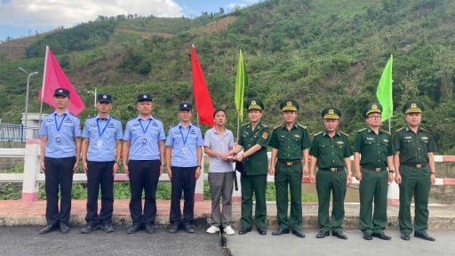 Cán bộ Biên phòng Lai Châu trao trả tài sản cho du khách Trung Quốc 