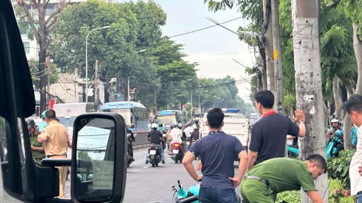 Một đoàn đường Quang Trung, quận Gò Vấp ùn tắc nghiêm trọng do va chạm giao thông giữa hai xe máy gây chết người 