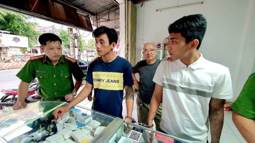 Giữa ban ngày, hai thanh niên vào nhà thờ khống chế một cụ ông để cướp tài sản