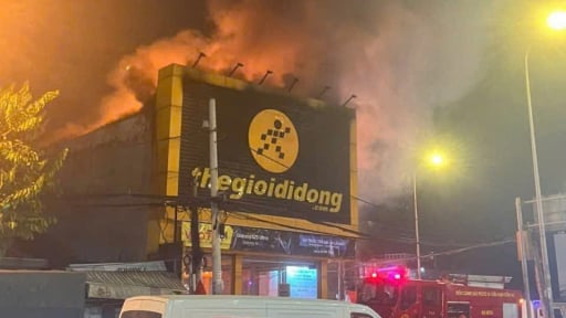 Cháy lớn tại cửa hàng kinh doanh thiết bị công nghệ ở quận 12, ùn tắc giao thông nghiêm trọng