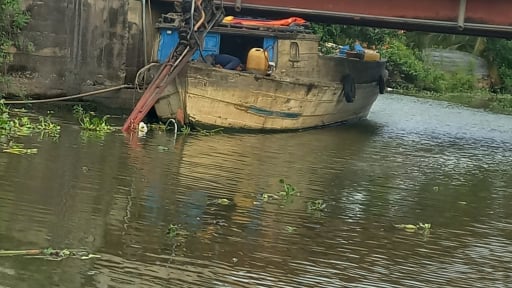 Tài công chạy ghe bầu va đập dầm cầu ở Long An, tử vong  