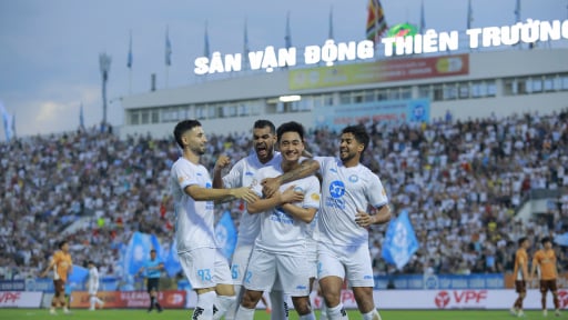 Thép Xanh Nam Định 'hủy diệt' HAGL, CĐV mở hội tại Thiên Trường