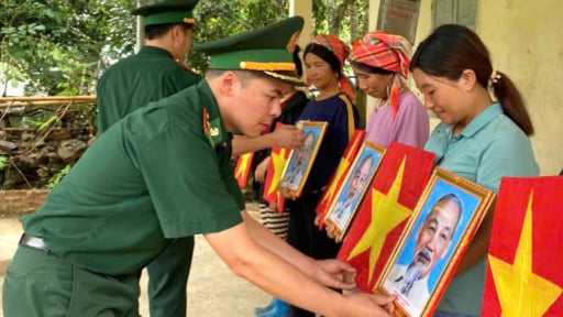 Cờ Tổ quốc tung bay, ảnh Bác Hồ sáng mãi trong tim đồng bào vùng biên Lai Châu
