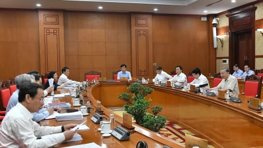 Bộ Chính trị, Ban Bí thư yêu cầu kiên quyết xử lý các trường hợp sai phạm trong công tác cán bộ khi sắp xếp