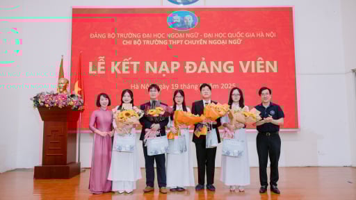 Hà Nội: 'Choáng' với thành tích của 5 học sinh xuất sắc trường Chuyên Ngoại ngữ
